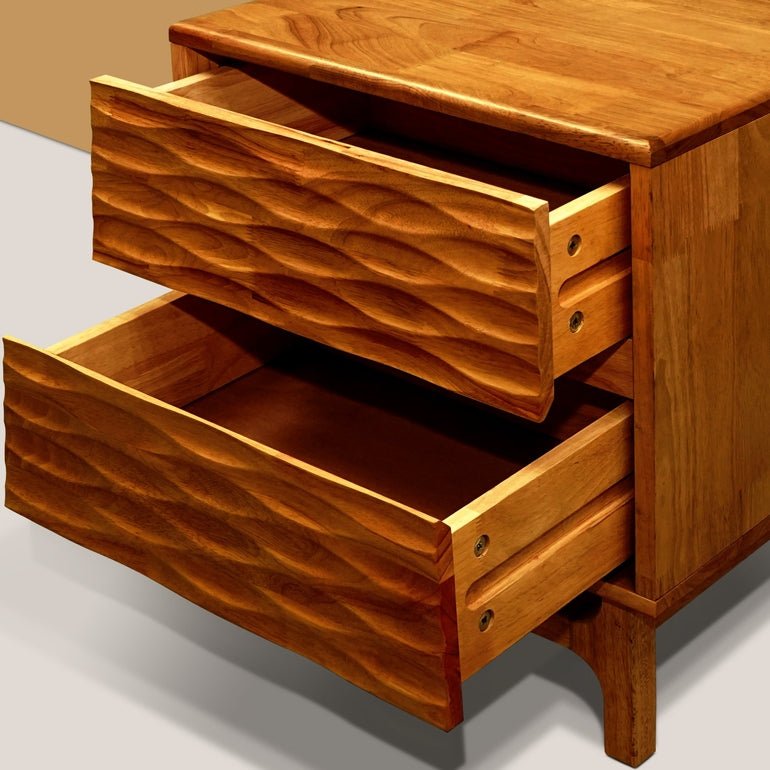 Table de chevet en bois foncé à 2 tiroirs ouverts, façades texturées et intérieur sombre