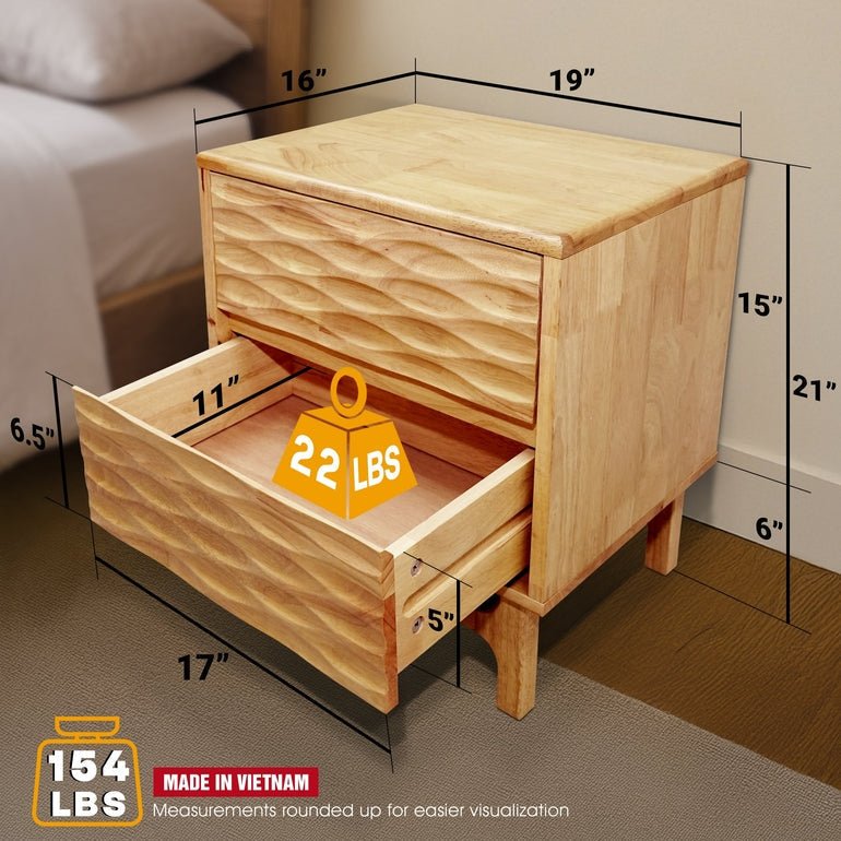 Table de chevet en bois clair à 2 tiroirs, un tiroir entrouvert, dessus rectangulaire