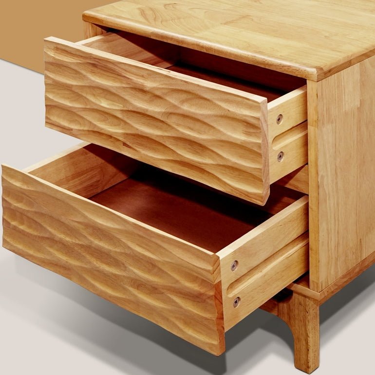 Table de chevet en bois clair à 2 tiroirs ouverts, poignées encastrées et intérieur lisse