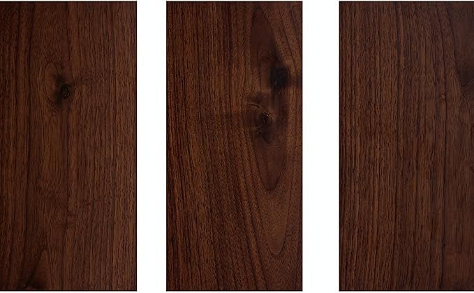 Détail du grain du bois de la table de chevet, tons brun foncé.