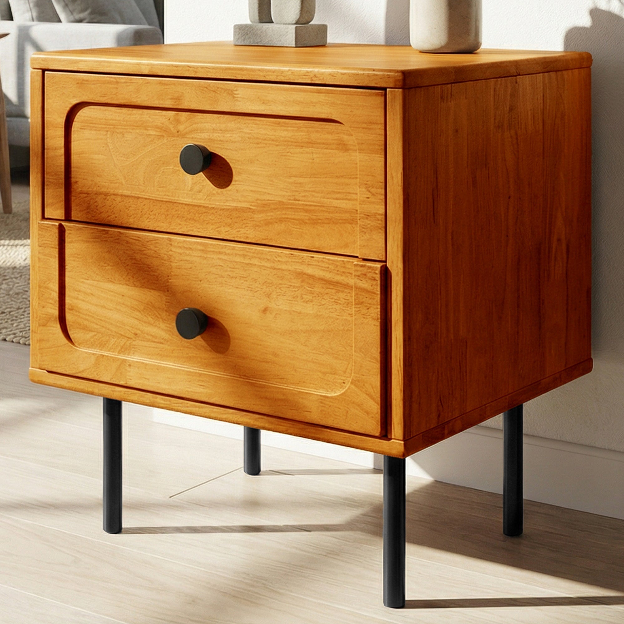 Table de chevet en bois caramel avec 2 tiroirs et poignées rondes, pieds noirs