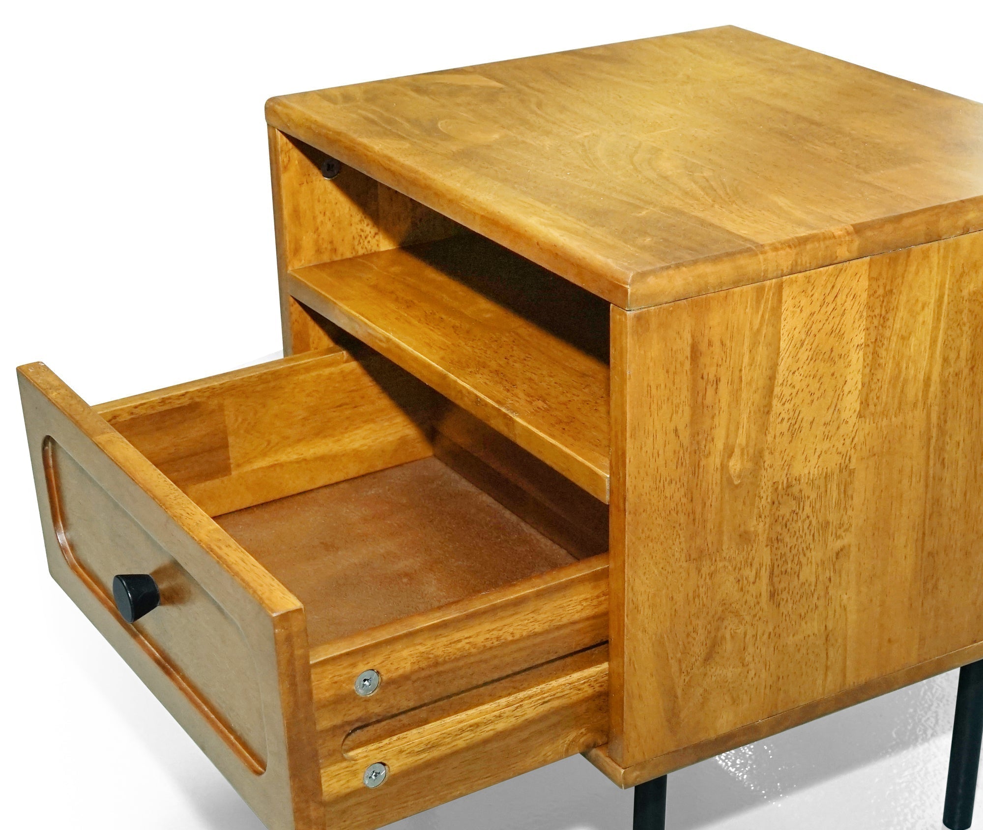 Table de chevet en bois brun, tiroir partiellement ouvert, poignée noire, niche intérieure.