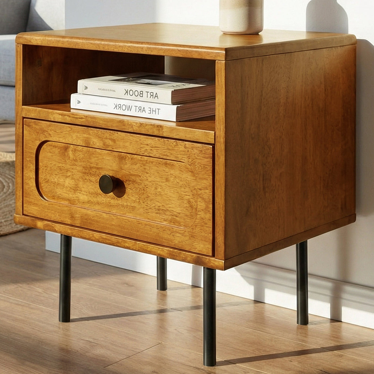 Table de chevet en bois brun, 1 tiroir à poignée ronde et niche ouverte, pieds noirs.