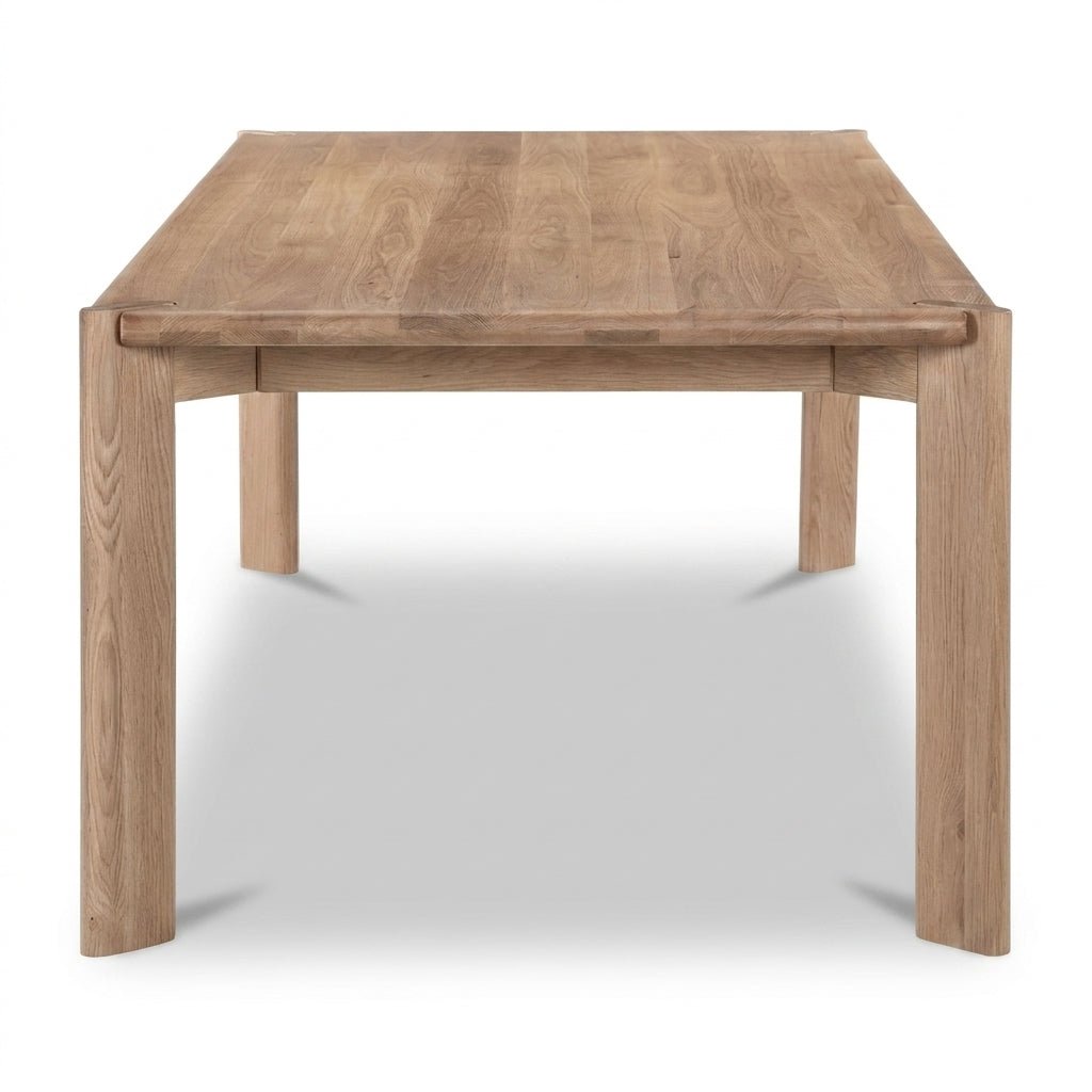 Table de salle à manger rectangulaire en bois clair massif, vue de face