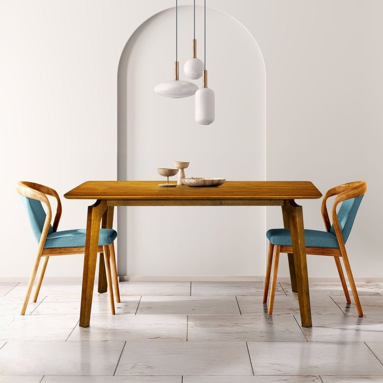 Table de salle à manger en bois massif caramel, vue de face avec deux chaises bleues