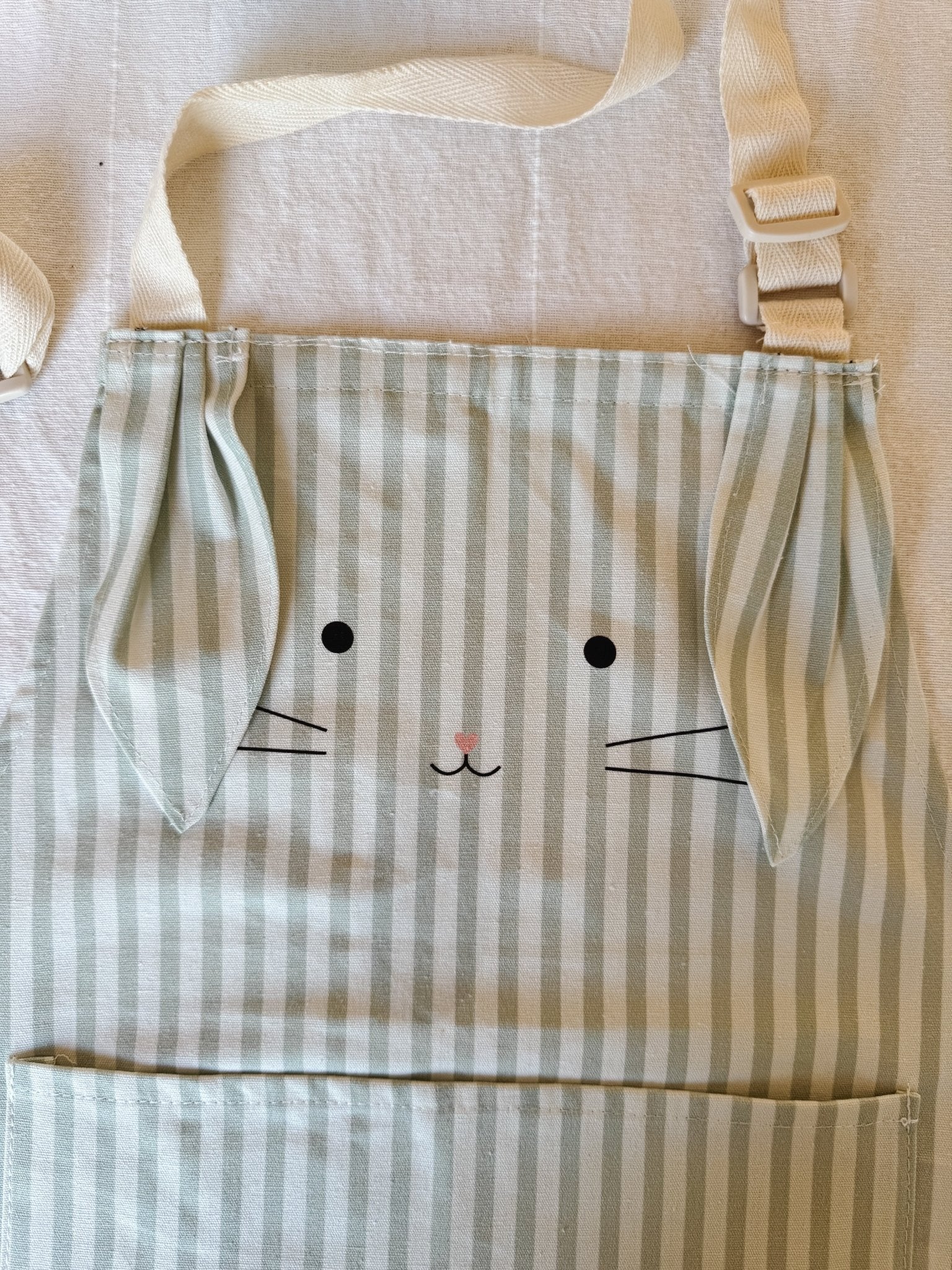 Tablier de cuisine pour petit chef - 2 ans et plus - Les Trouvailles de JustineBébés et tout - petitsMicassoandcoLapin sauge