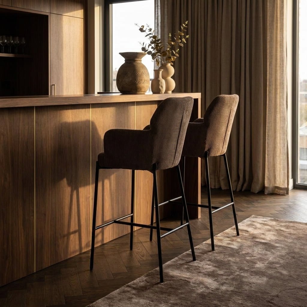 Tabouret de bar en velours côtelé brun, dossier haut, pieds en fer noirs.