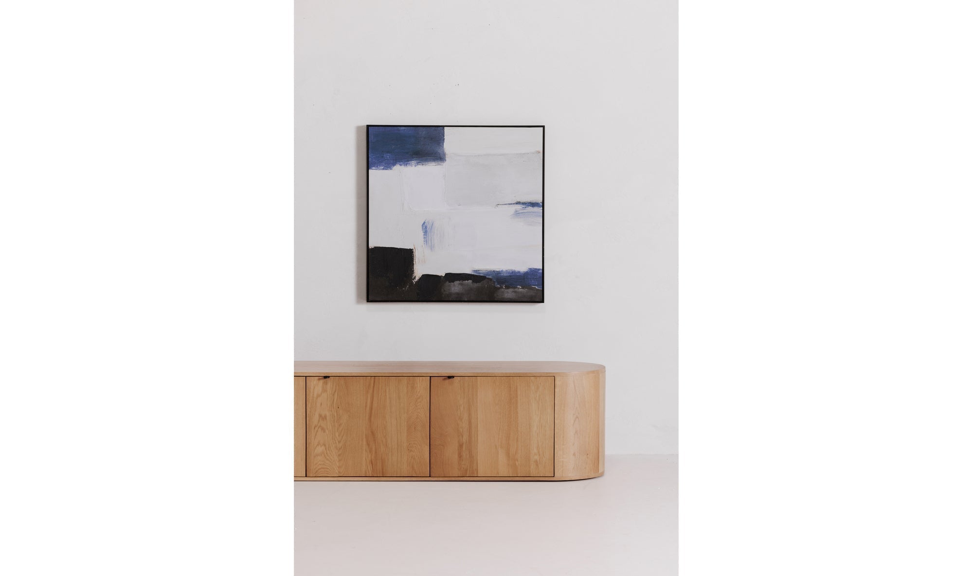 Meuble TV en bois clair avec trois portes et tiroir central, vue de face