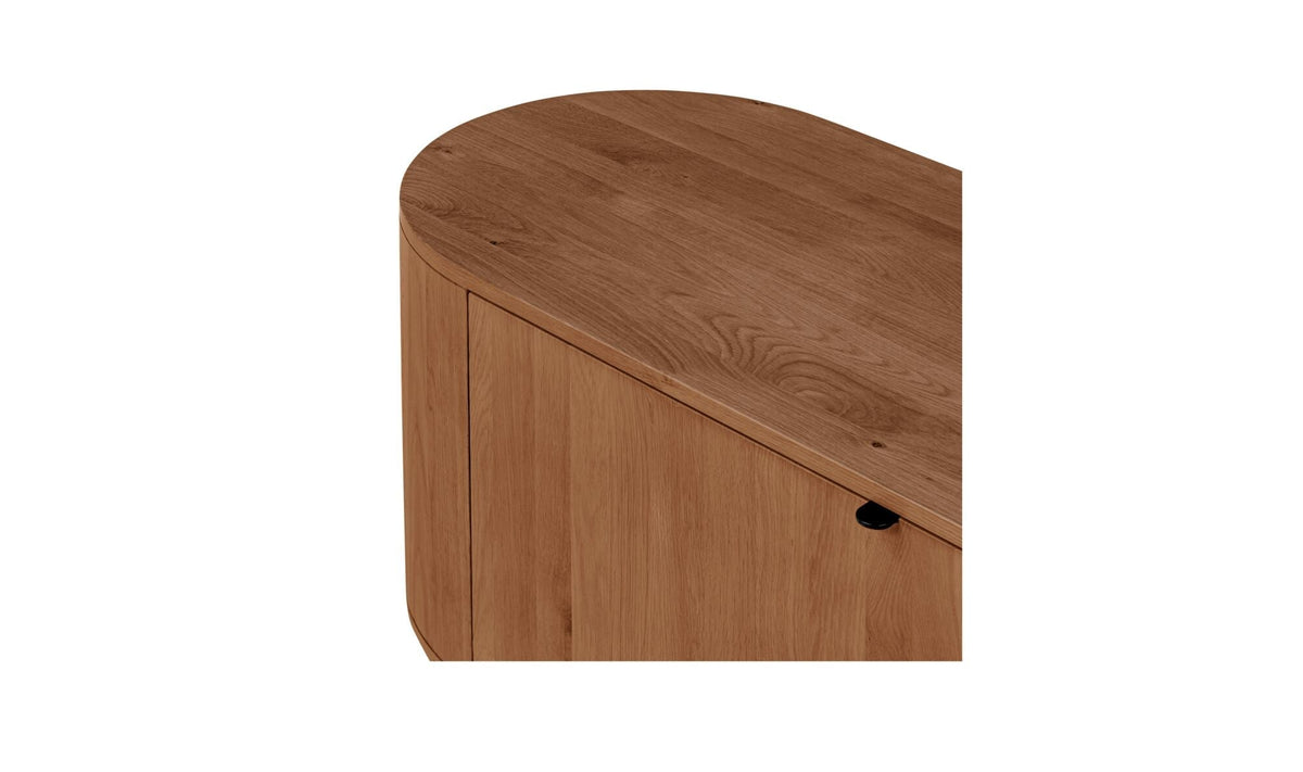 Meuble TV Tamale en bois brun, façade arrondie avec poignée noire sur la porte.