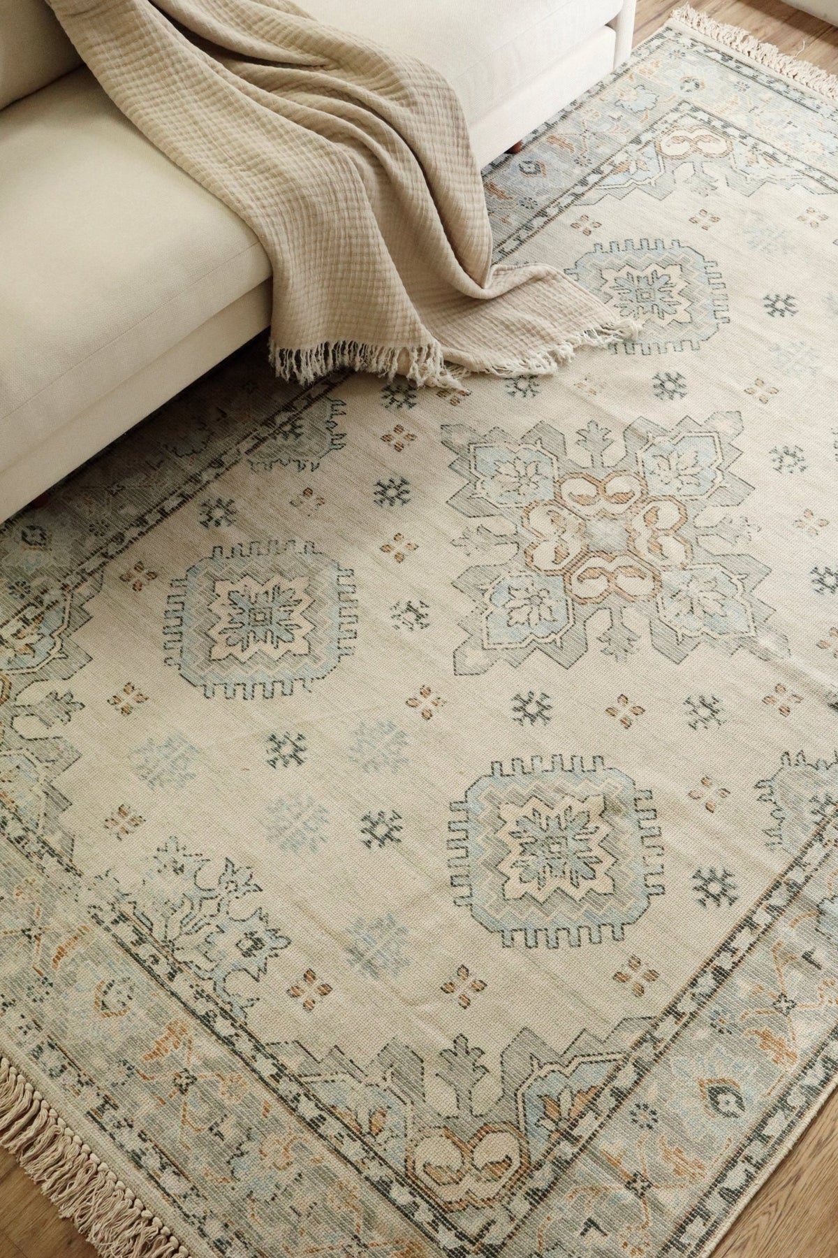 Tapis rectangulaire beige et bleu clair à motifs géométriques turcs, bords frangés