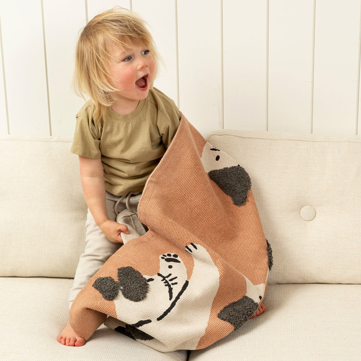 Tapis en coton tufté motif chat noir et blanc, fond beige terracotta