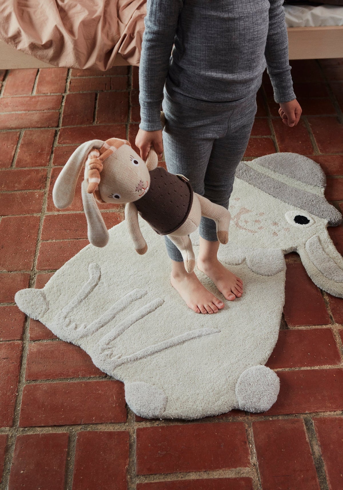 Tapis enfant en forme de lapin gris clair à relief 3D, texture douce et peluche.