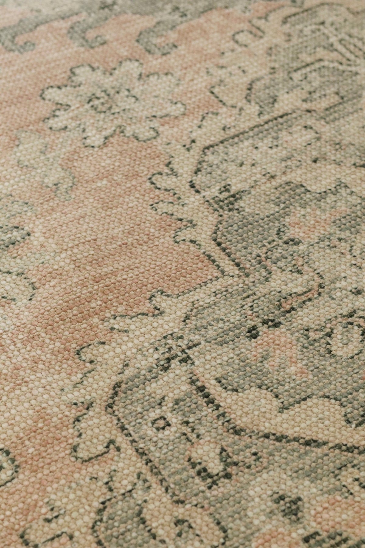 Tapis imprimé style turc, beige et vert, motifs détaillés en gros plan.