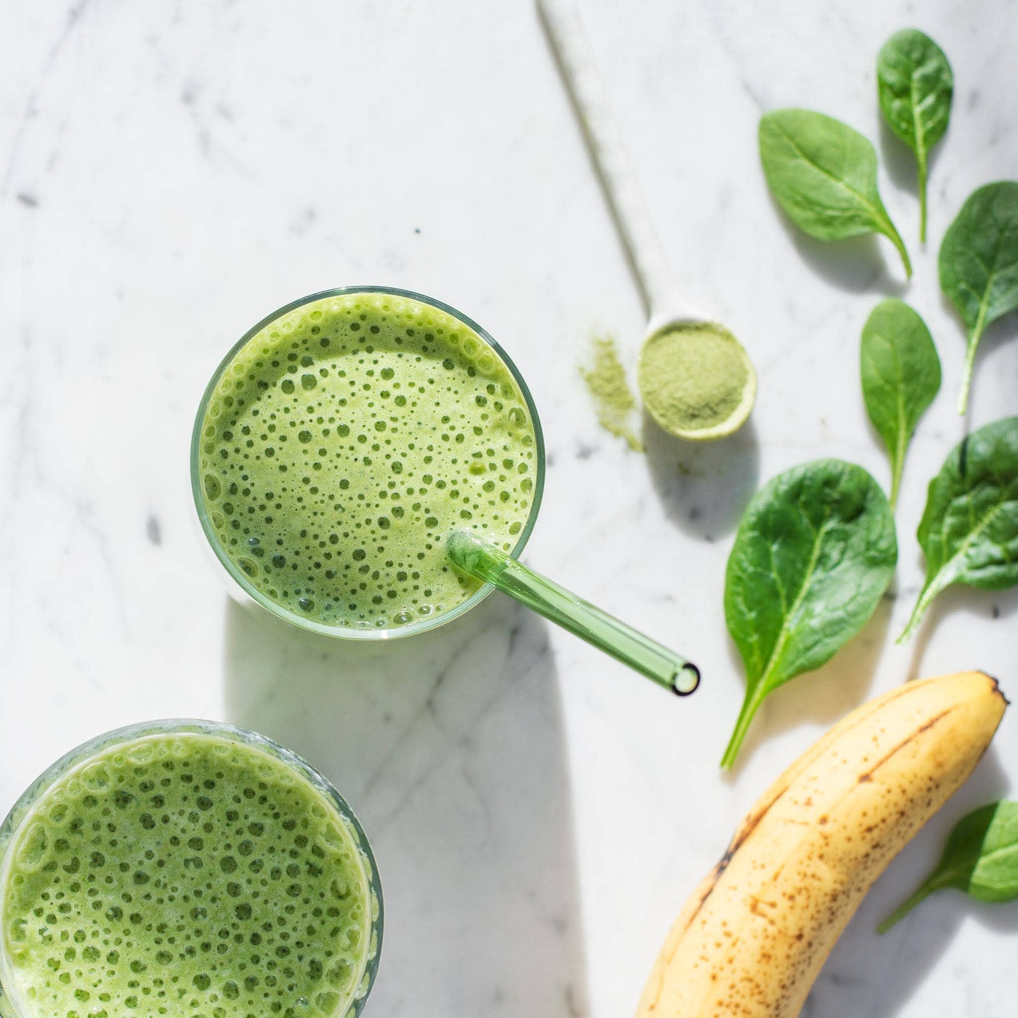 Boisson au thé vert matcha en tasse, mousse vert vif