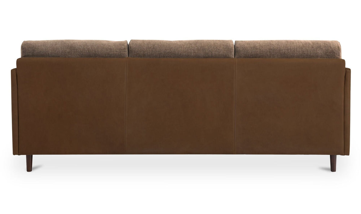 Canapé en tissu brun foncé, assise et dossier divisés, accoudoirs larges, pieds bois.