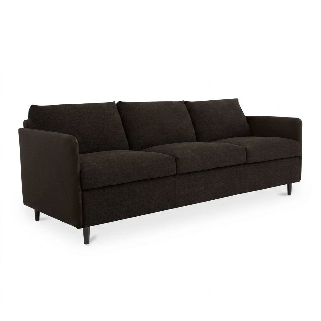 Canapé 3 places en tissu gris foncé, accoudoirs pleins, coutures visibles et pieds fins.