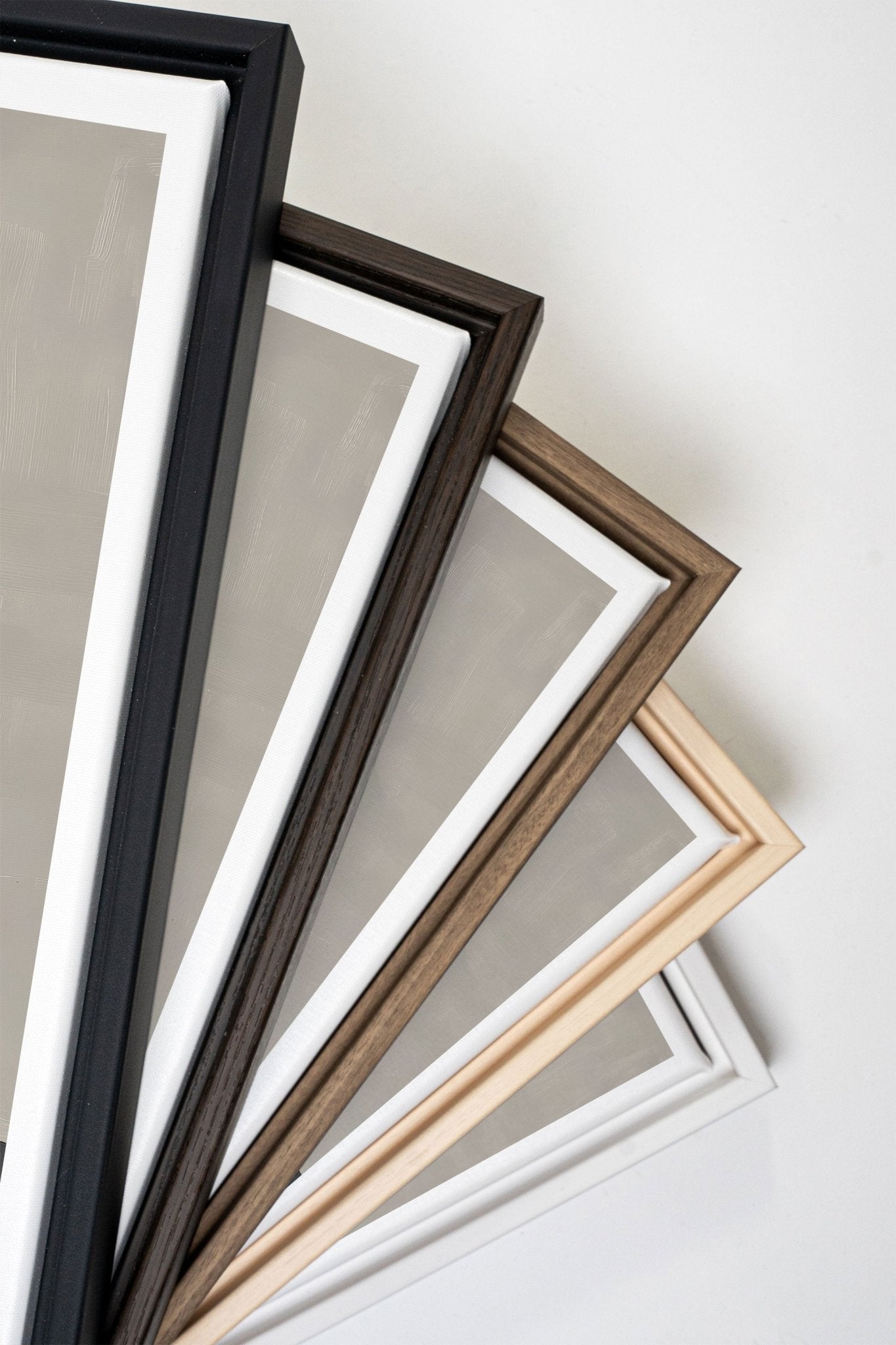 VASE EN DAMIER, Oeuvre sur toile étirée - Les Trouvailles de JustinecanvasOleka Canvas12x16Sans Cadre - Monté Galerie