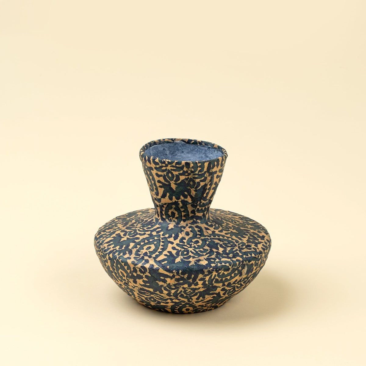 Vase trompette en papier mâché bleu foncé à motifs dorés, fait à la main.