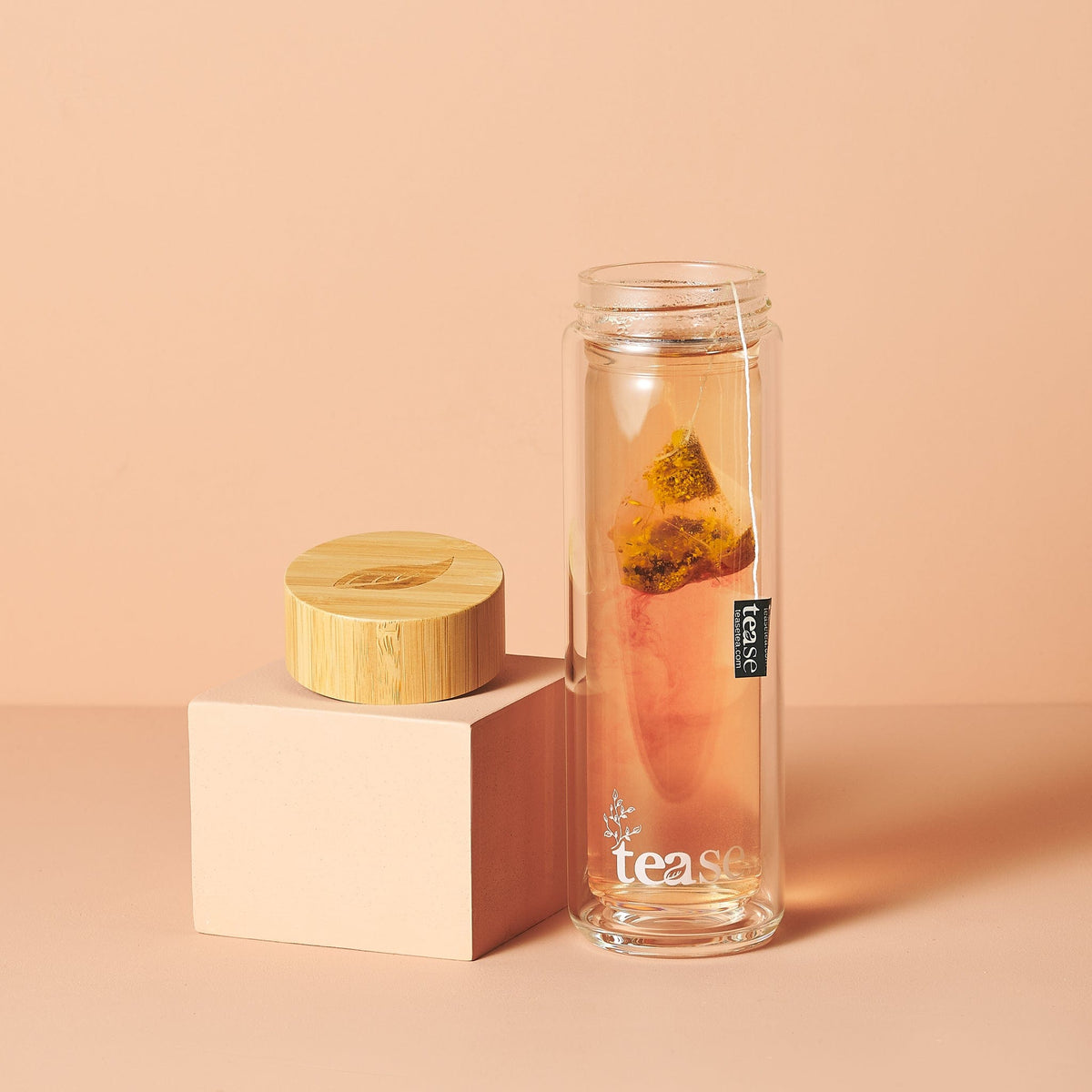 Verre infuseur 3 en 1 en verre à double paroi avec infuseur en acier inoxydable, couvercle en bambou et housse protectrice Tease Tea.