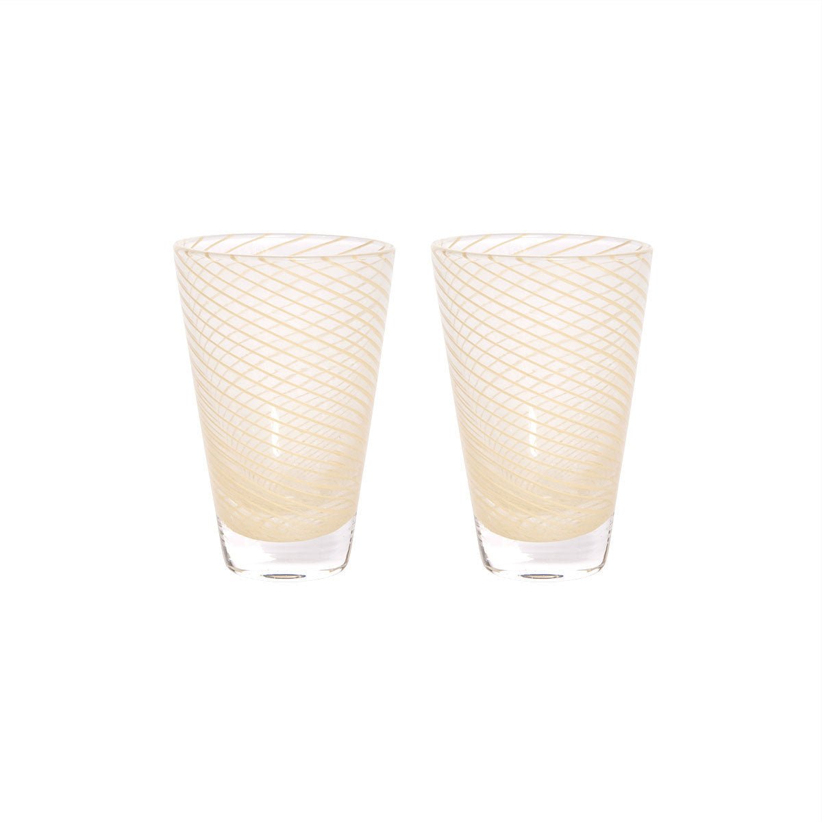 Deux verres Yuka en verre soufflé, motif tourbillon jaune à nervures, parois claires.